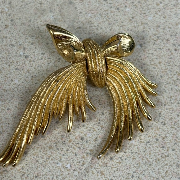 Goldtone bow brooch by Monet - Picture 2 of 5